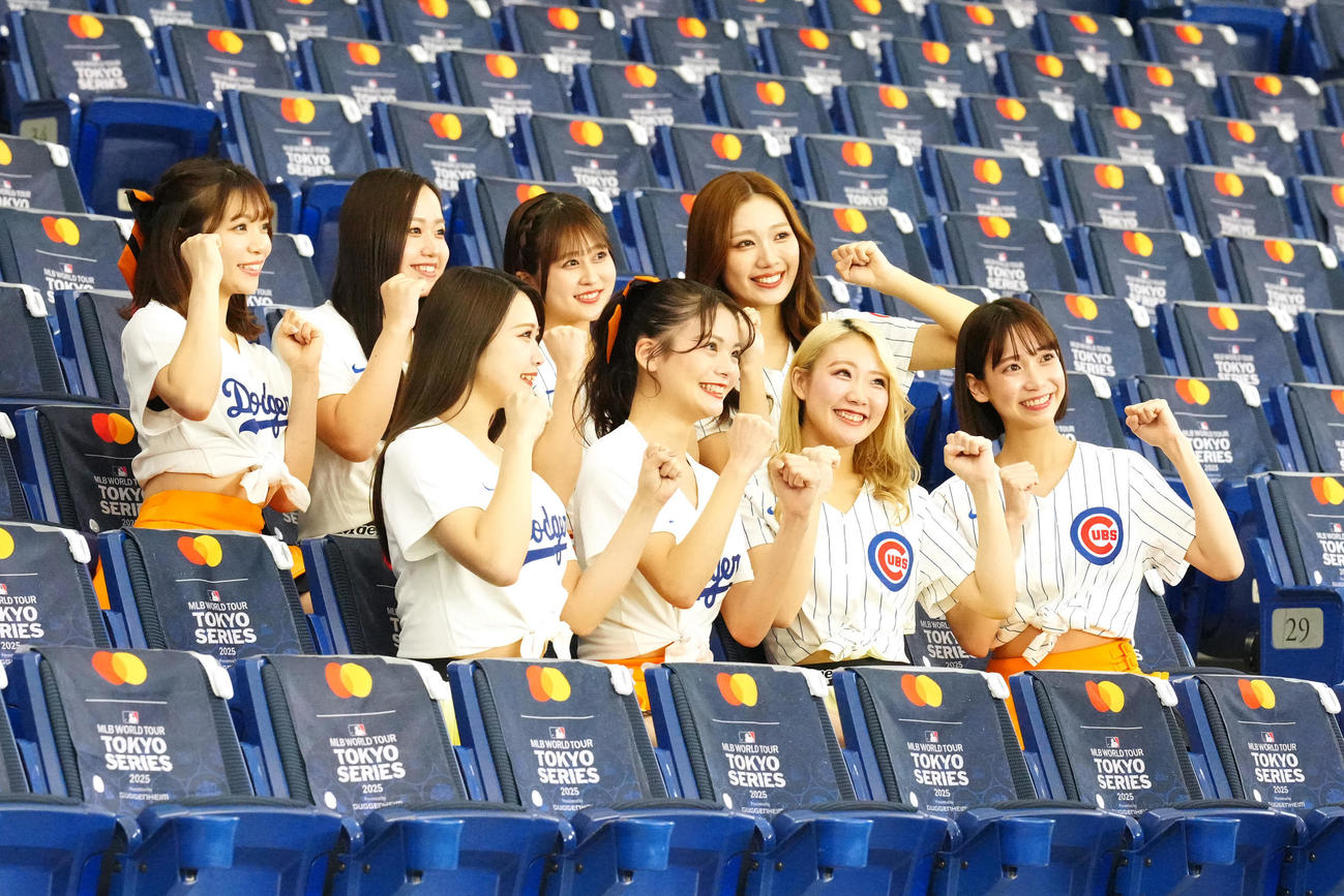 カブス対ドジャース　試合前、写真に納まるタイガースガールズとヴィーナスのメンバー（撮影・江口和貴）