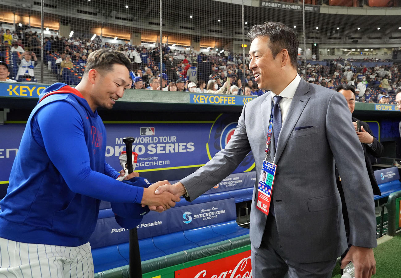 カブス対ドジャース　黒田博樹氏（右）と握手を交わすカブス鈴木（撮影・たえ見朱実）