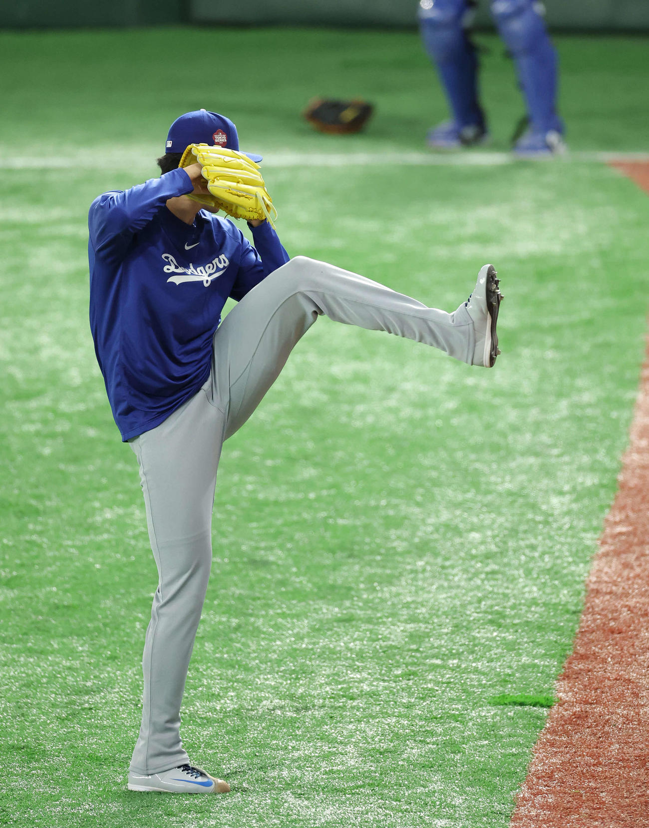 ドジャース対カブス　試合前、キャッチボールするドジャーズ佐々木（撮影・河田真司）