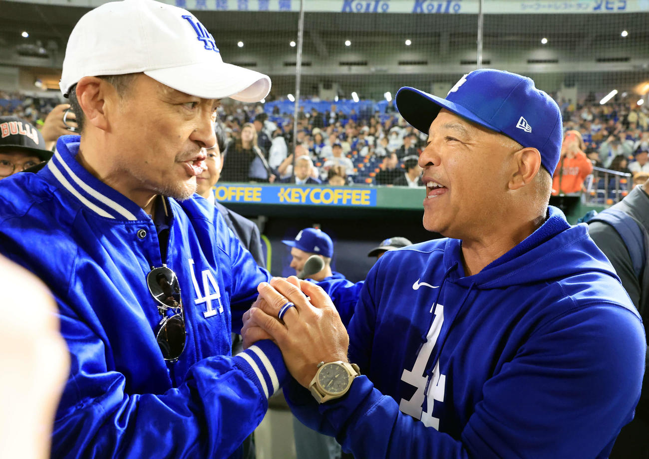 カブス対ドジャース　試合前、笑顔であいさつする渡辺謙（左）とドジャースのロバーツ監督（撮影・浅見桂子）
