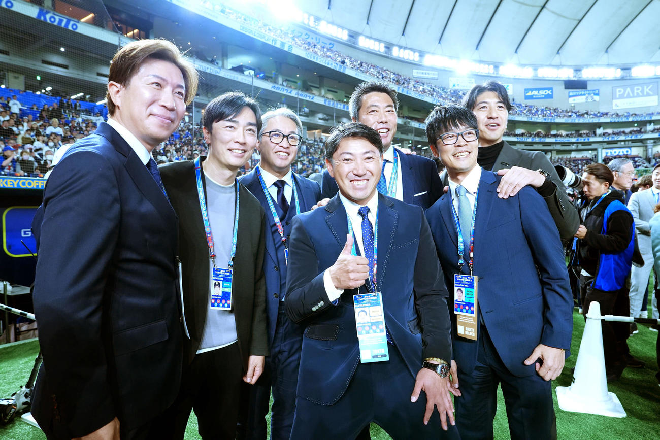 カブス対ドジャース　記念撮影に納まる本紙評論家の上原浩治氏ら往年のスター選手たち（撮影・たえ見朱実）
