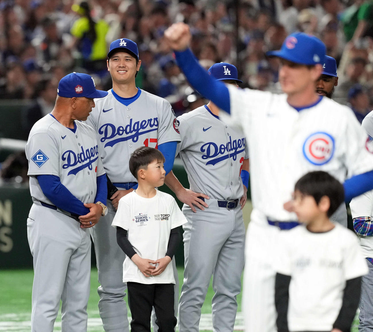 カブス対ドジャース　オープニングセレモニーで笑顔を見せるドジャース大谷（撮影・たえ見朱実）