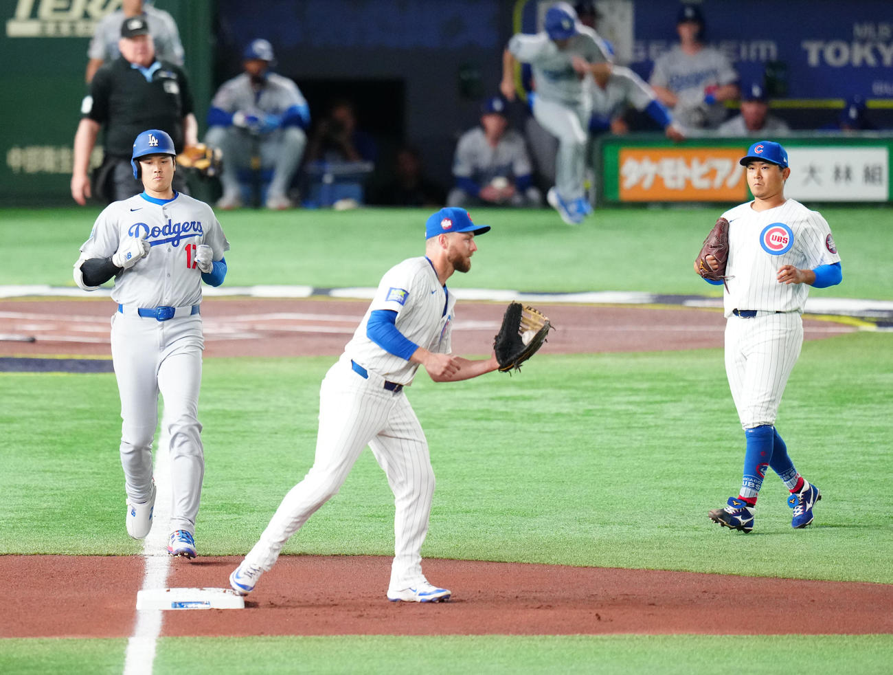 カブス対ドジャース　1回表ドジャース無死、二ゴロに倒れた大谷。右は今永（撮影・江口和貴）