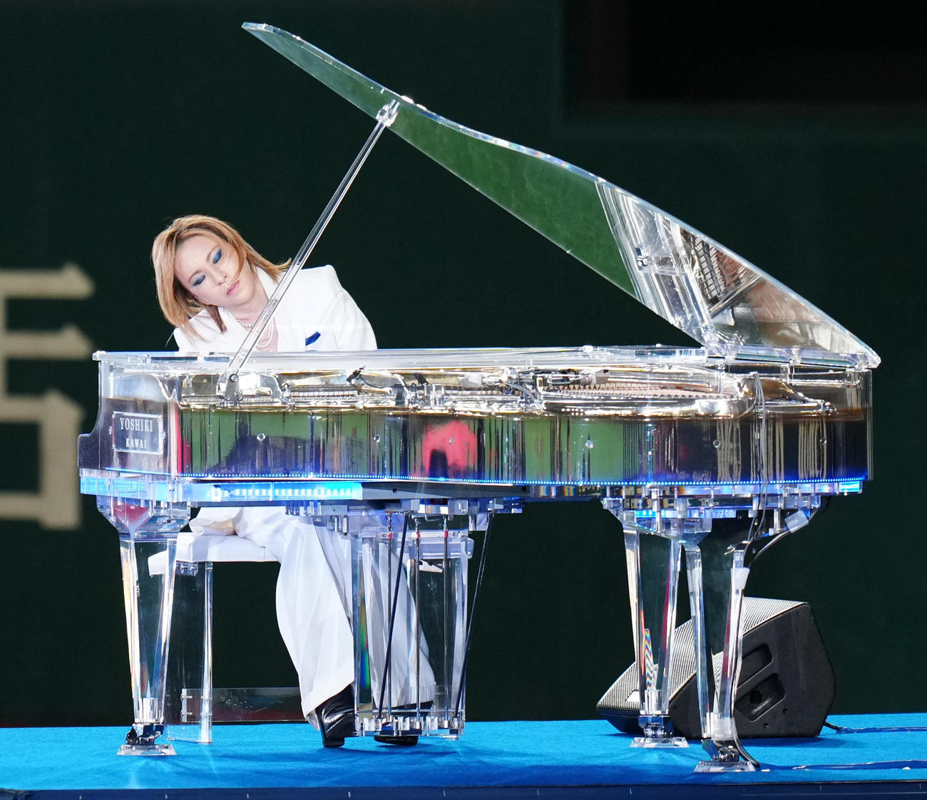 カブス対ドジャース　試合前、米国国歌を演奏するYOSHIKI（撮影・江口和貴）