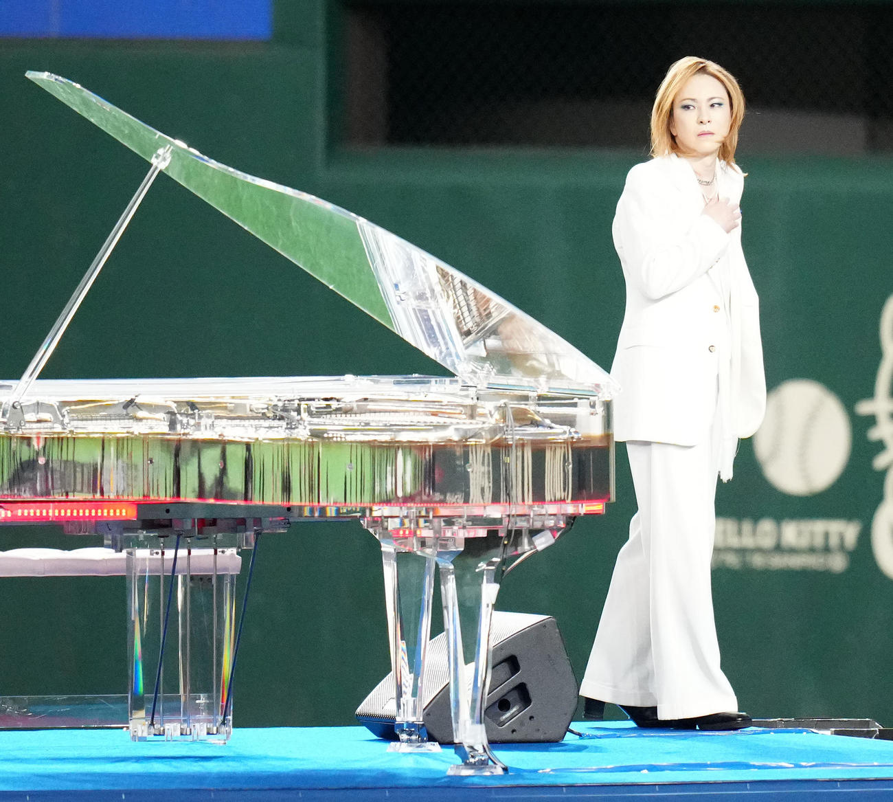 カブス対ドジャース　試合前、米国国歌と君が代の演奏に臨んだYOSHIKI（撮影・江口和貴）