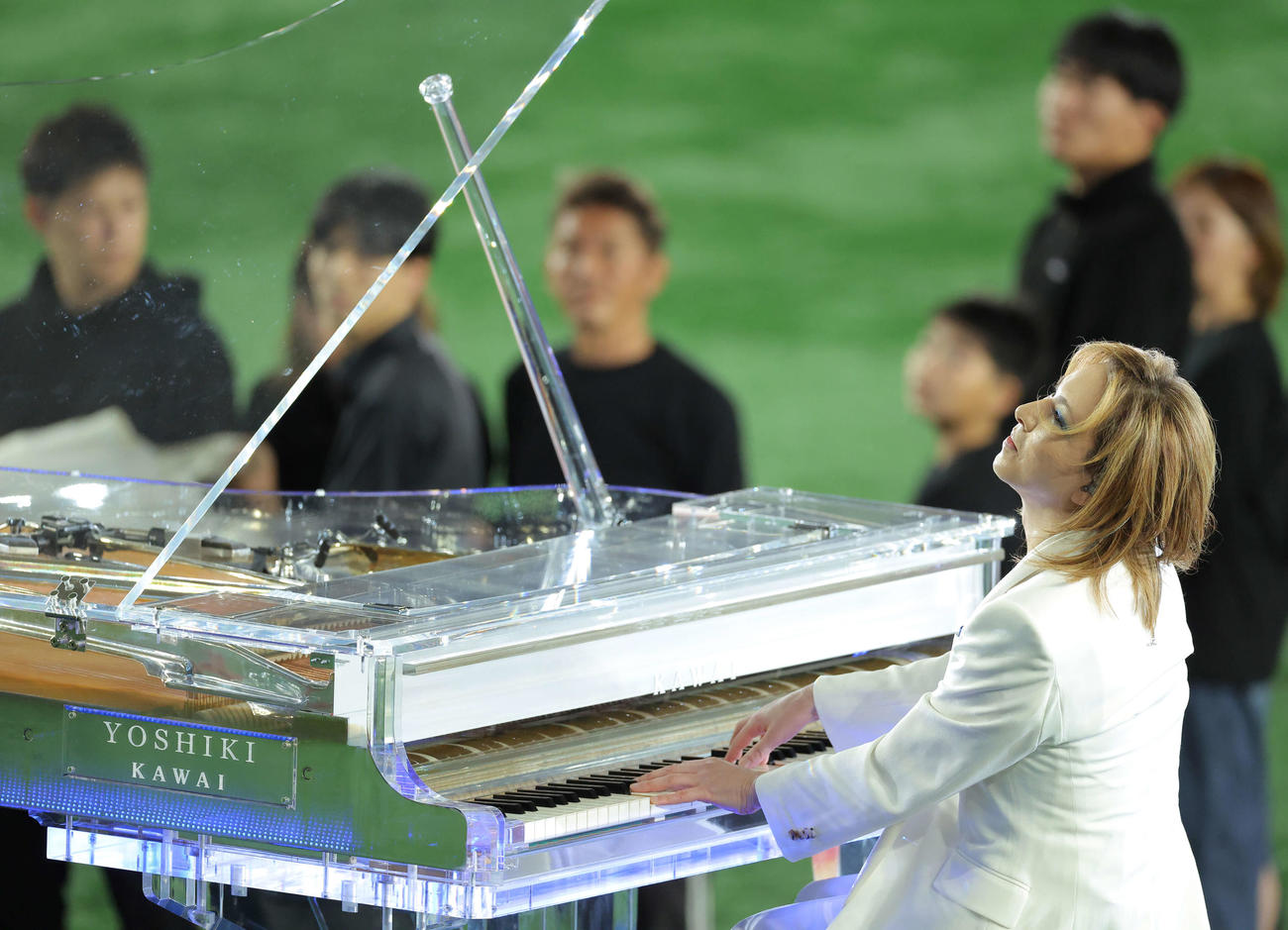 ドジャース対カブス　開始前、オープニングセレモニーで両国の国歌を演奏するYOSHIKI（撮影・河田真司）