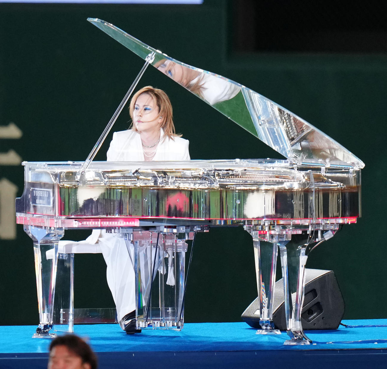 カブス対ドジャース　試合前、君が代を演奏するYOSHIKI（撮影・江口和貴）