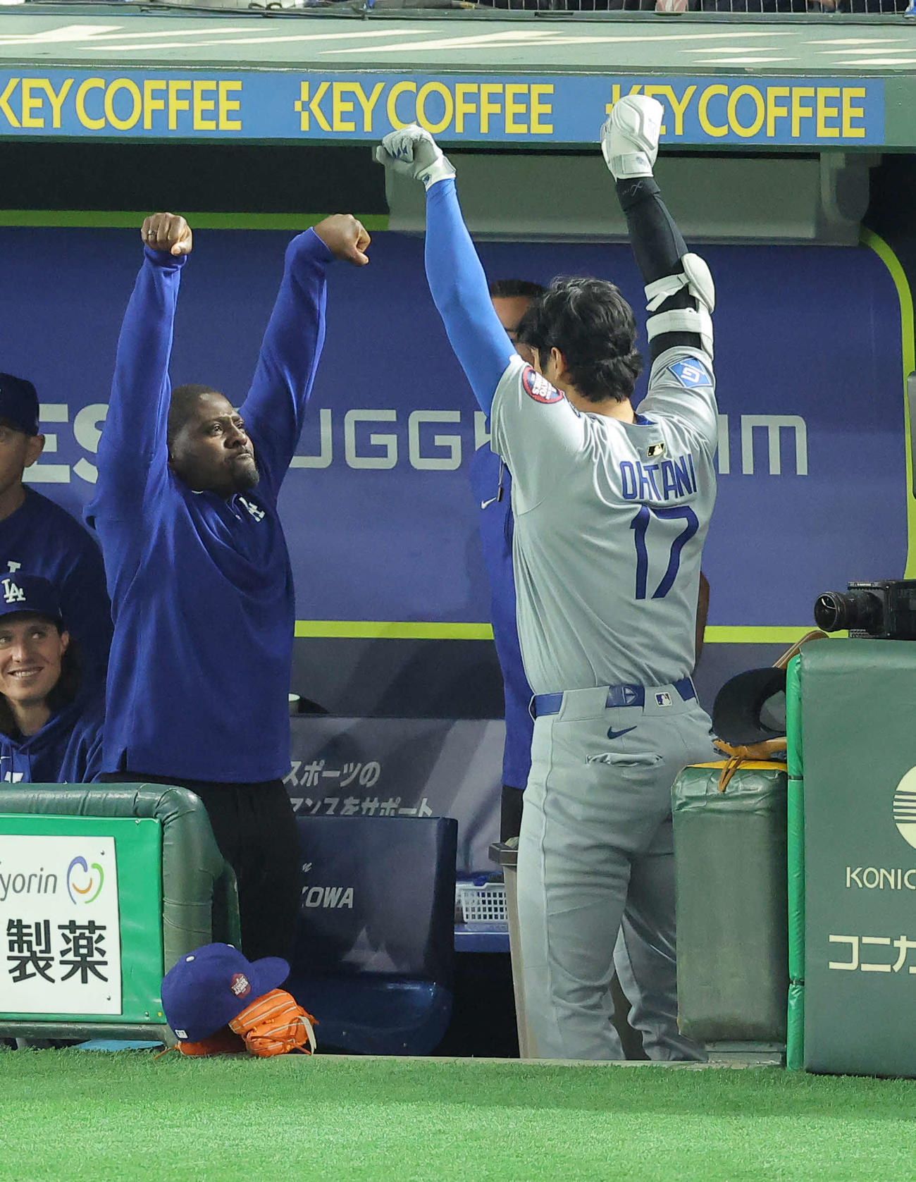 ドジャース対カブス　開始前、スミスコーチ（左）とポーズを決めるドジャース大谷（撮影・河田真司）