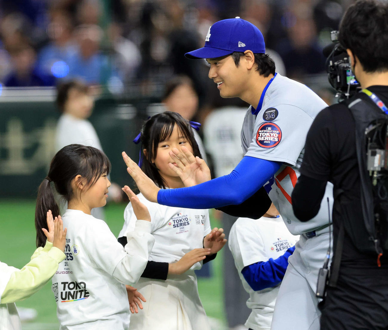 カブス対ドジャース　開会セレモニーで子どもたちと笑顔でハイタッチするドジャース大谷（撮影・浅見桂子）
