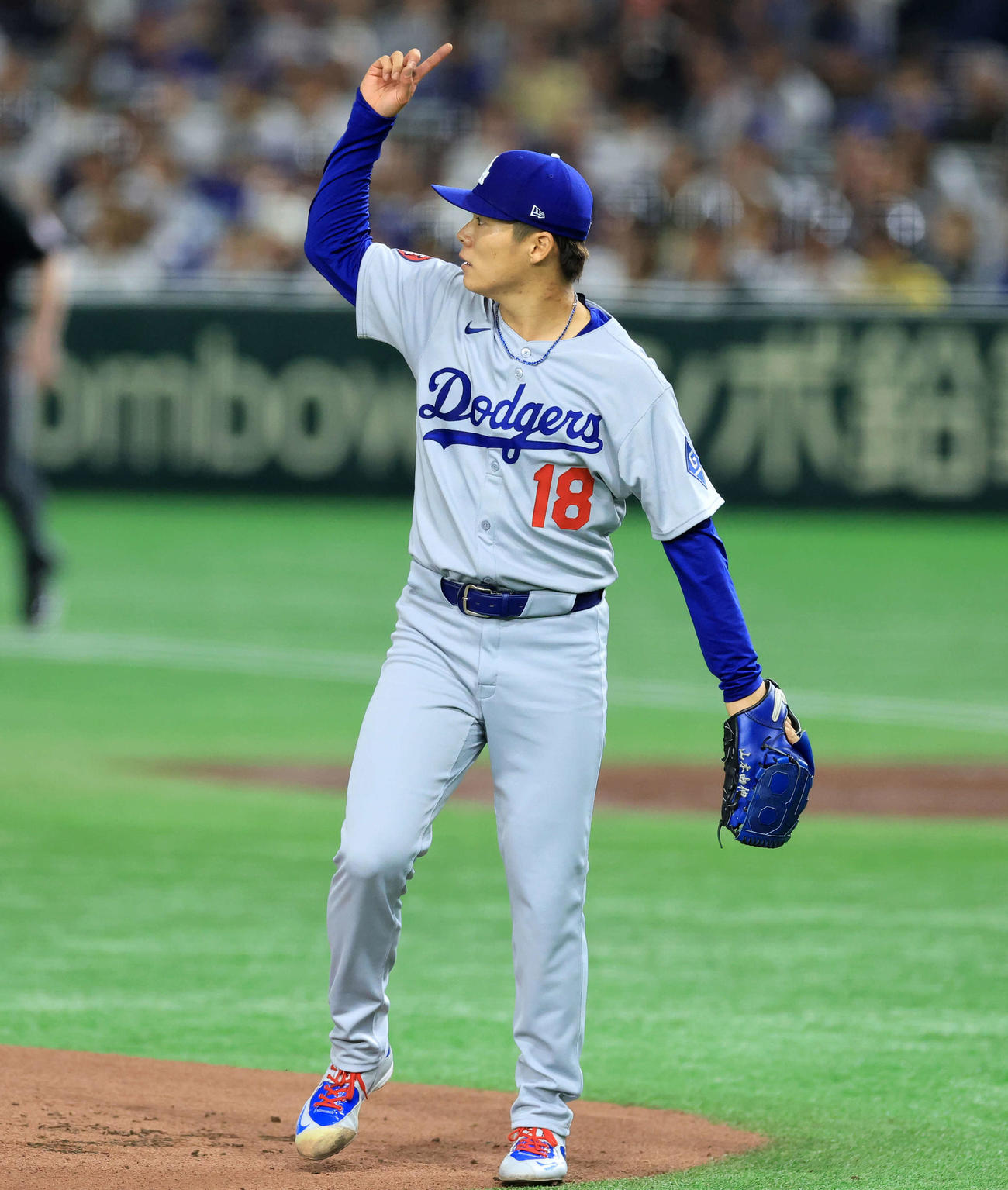 カブス対ドジャース　1回裏カブス2死二塁、ブッシュを中飛に仕留めた山本（撮影・浅見桂子）