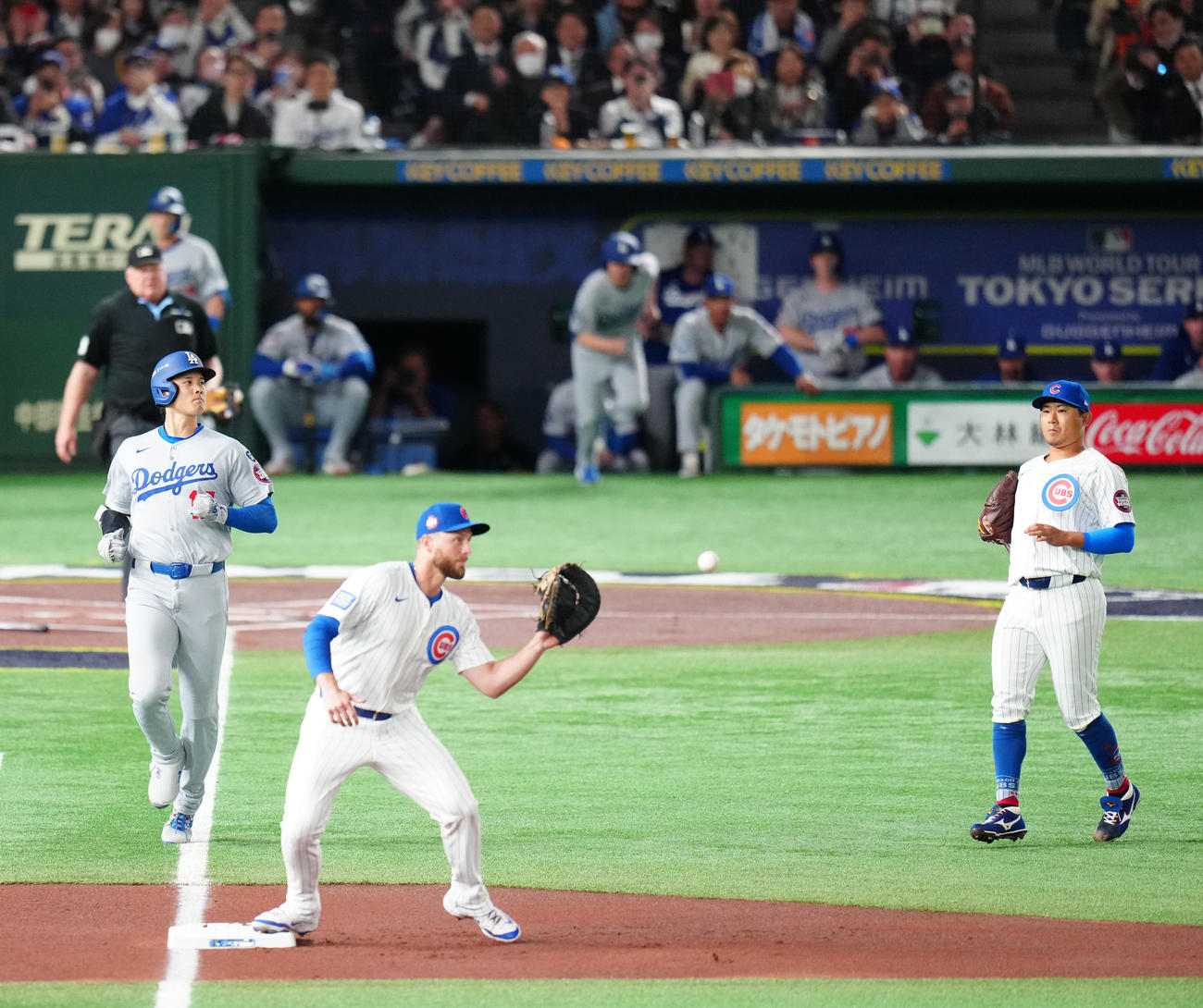 カブス対ドジャース　1回表ドジャース無死、二ゴロに倒れた大谷。右は今永（撮影・江口和貴）