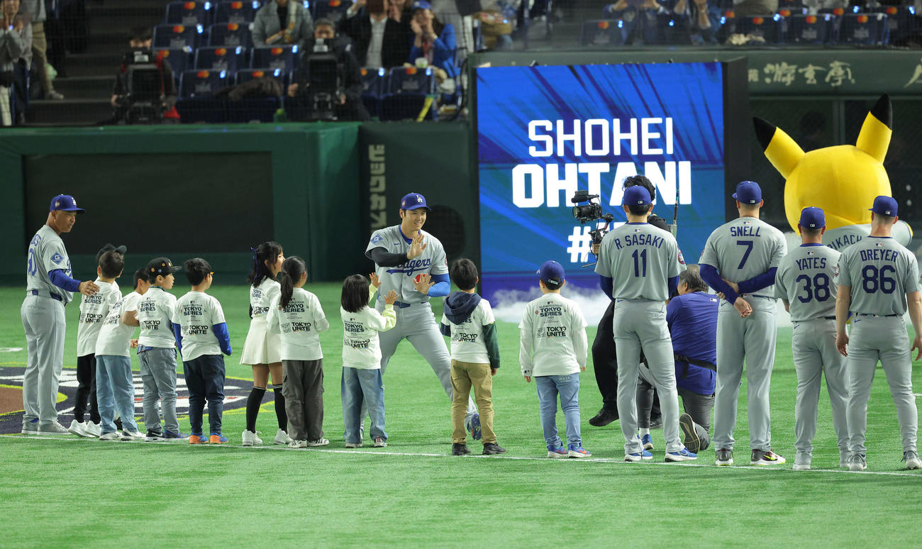 ドジャース対カブス　開始前、オープニングセレモニーで入場するドジャース大谷（中央）（撮影・河田真司）