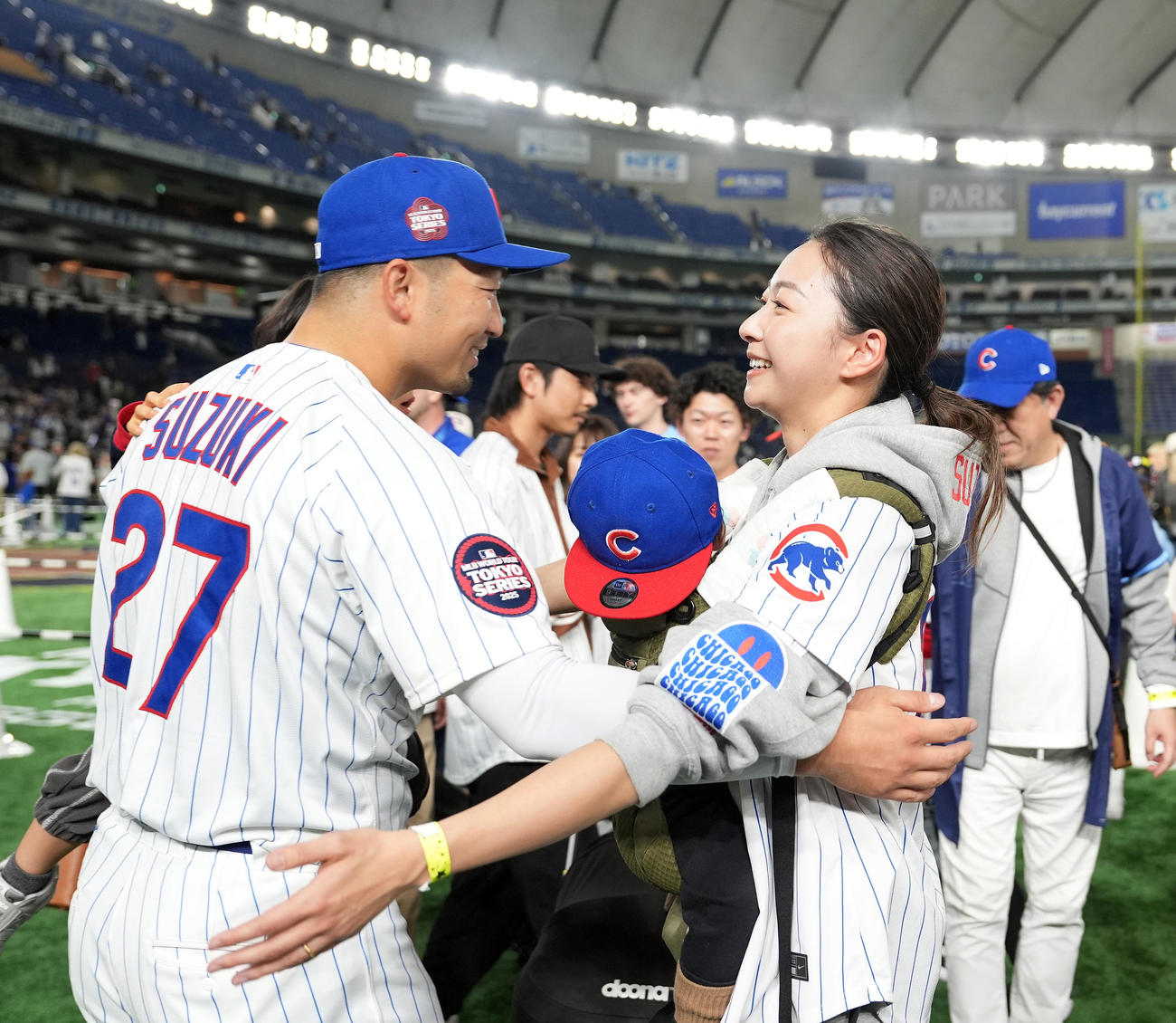カブス対ドジャース　試合終了後、妻の愛理さんと笑顔を見せるカブス鈴木（撮影・たえ見朱実）