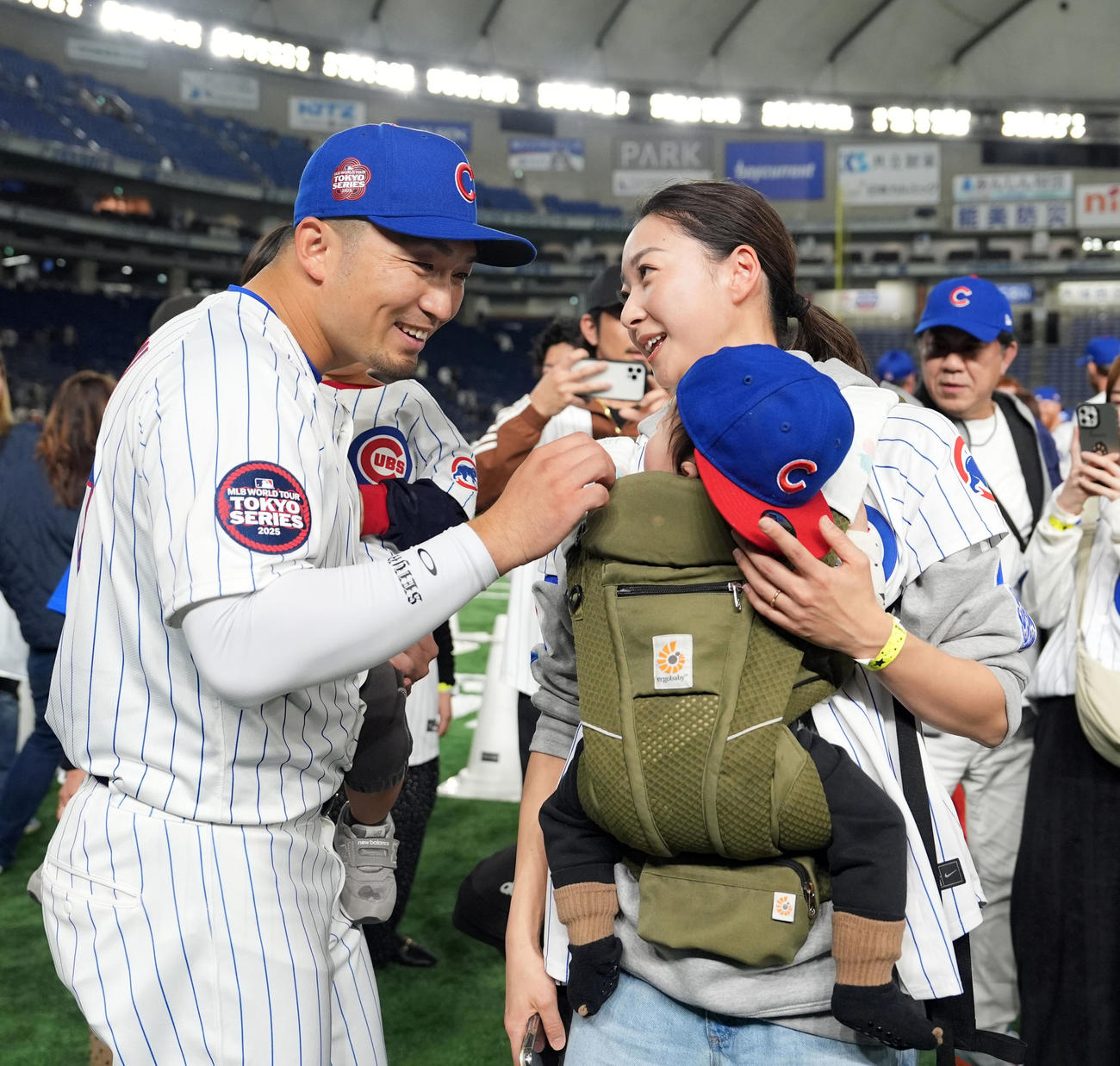 カブス対ドジャース　試合終了後、妻の愛理さんと笑顔を見せるカブス鈴木（撮影・たえ見朱実）