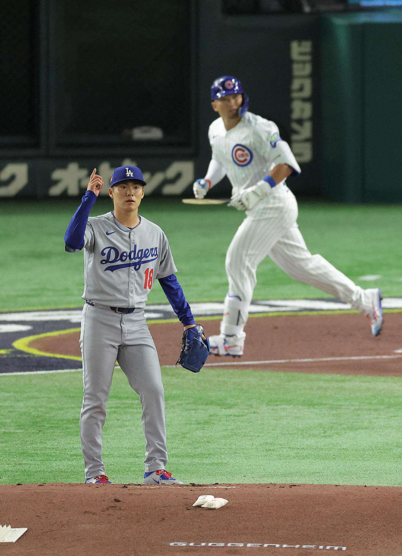 ドジャース対カブス　1回裏カブス無死一塁、鈴木を遊直に抑える山本（撮影・河田真司）