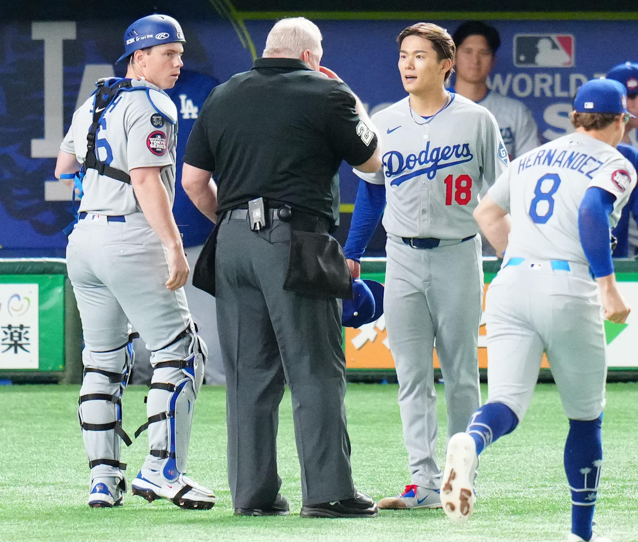 カブス対ドジャース　1回裏終了後、球審と言葉を交わすドジャース山本（右）（撮影・江口和貴）