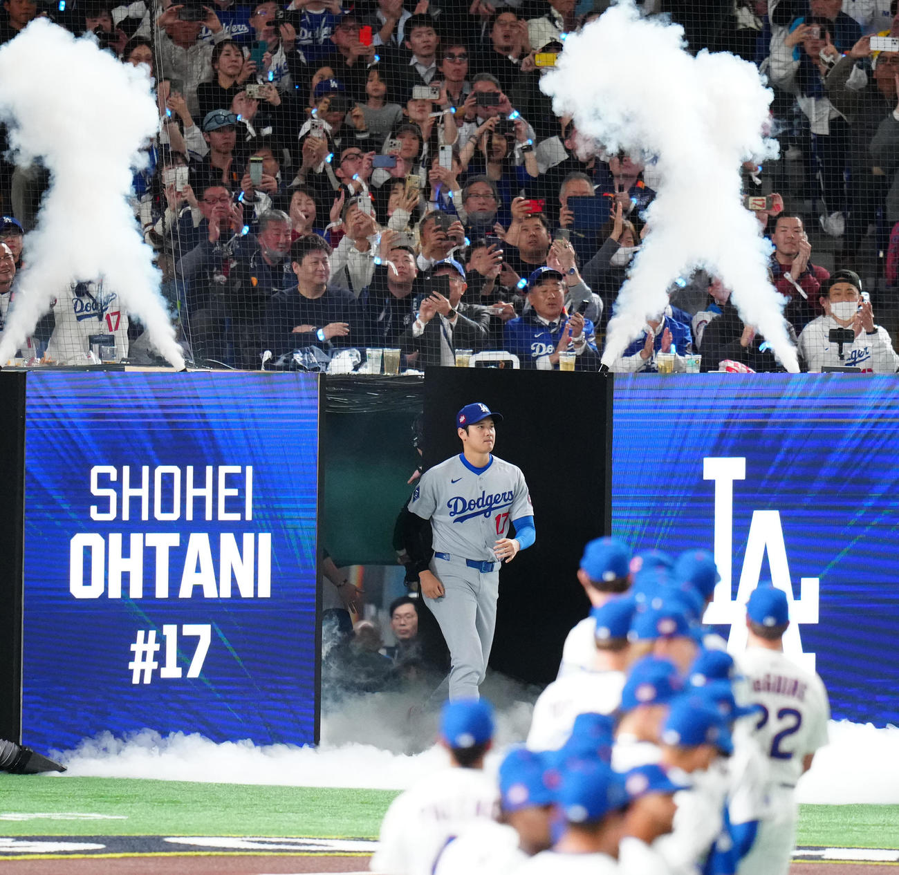 カブス対ドジャース　試合前のセレモニーで入場するドジャース大谷（撮影・江口和貴）