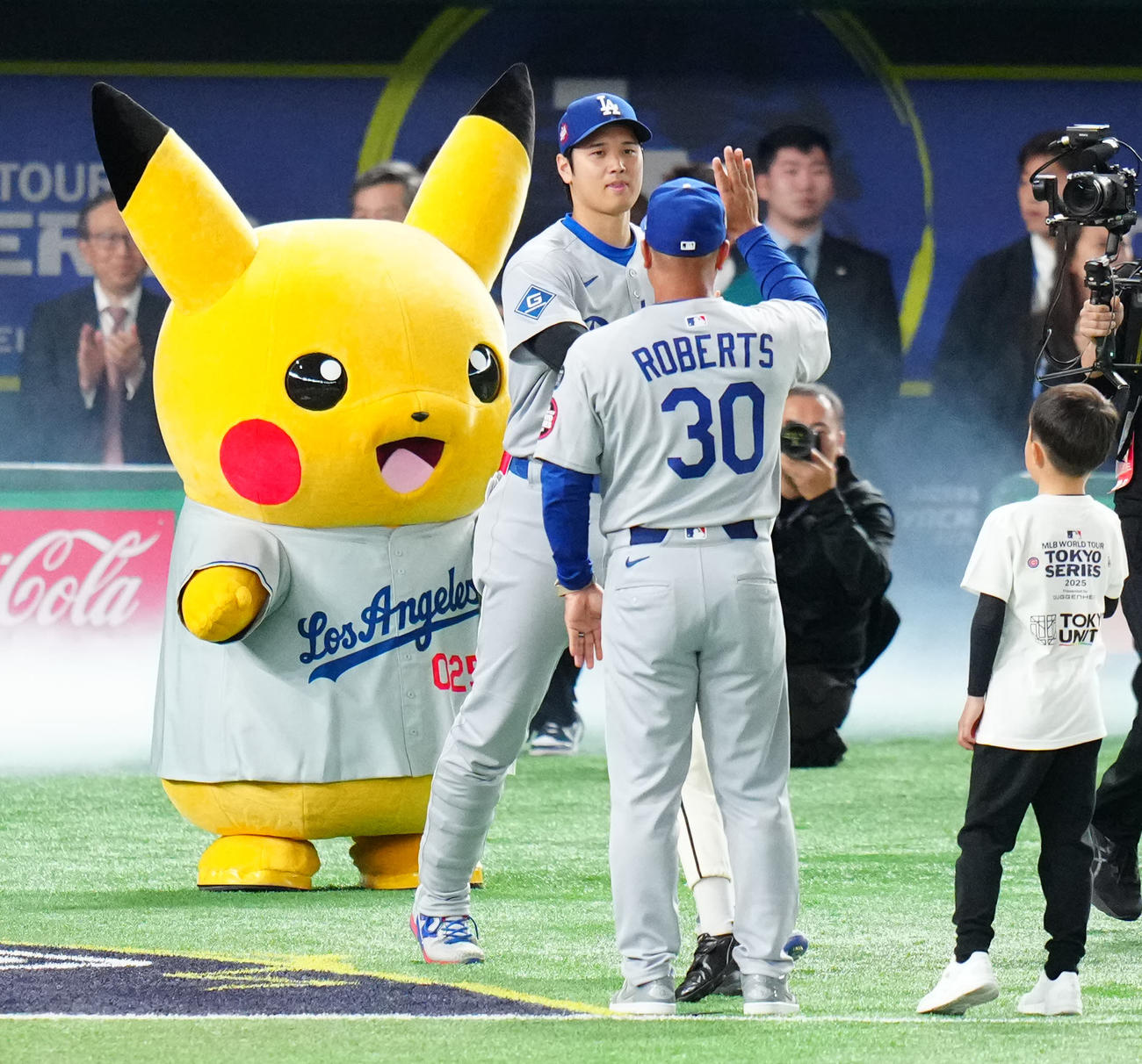 カブス対ドジャース　試合前のセレモニーで入場しドジャース・ロバーツ監督（中央右）とタッチを交わす大谷（撮影・江口和貴）