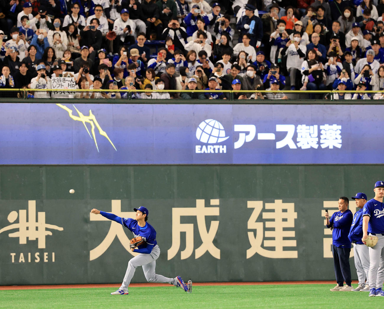 カブス対ドジャース　ロバーツ監督（右）が見つめる中、キャッチボールするドジャース大谷（撮影・浅見桂子）