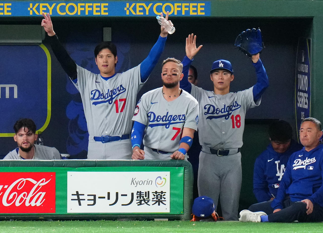 カブス対ドジャース　5回表ドジャース2死二塁、スミスが適時打を放ち、喜ぶ大谷（中央左）と山本（同右）（撮影・江口和貴）