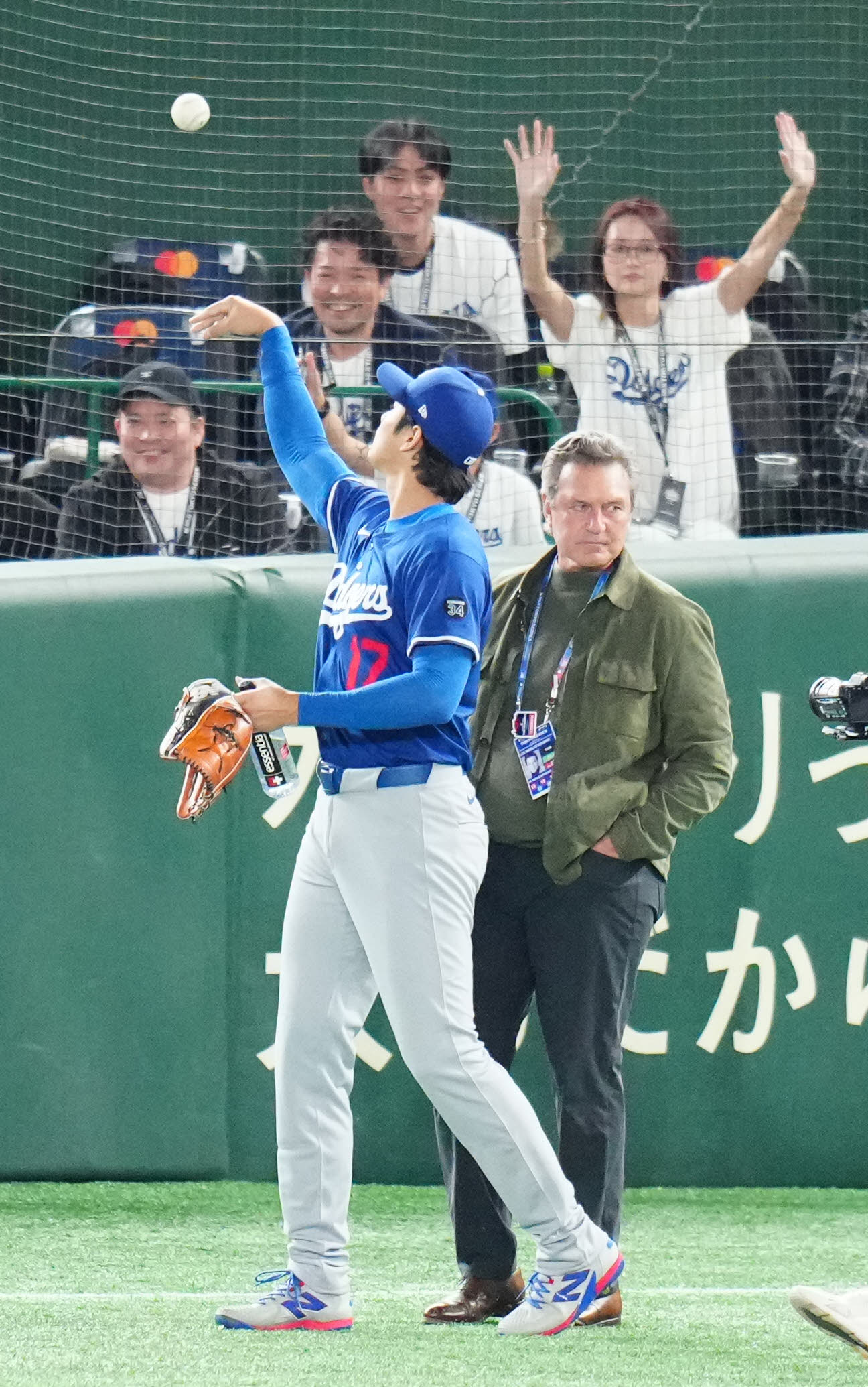 カブス対ドジャース　試合前、スタンドにボールを投げ入れるドジャース大谷（撮影・江口和貴）