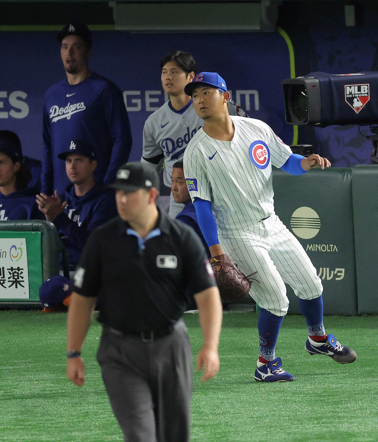 カブス対ドジャース　4回表1死一、二塁、K．ヘルナンデスを中飛に仕留める今永。奥は大谷（撮影・河田真司）