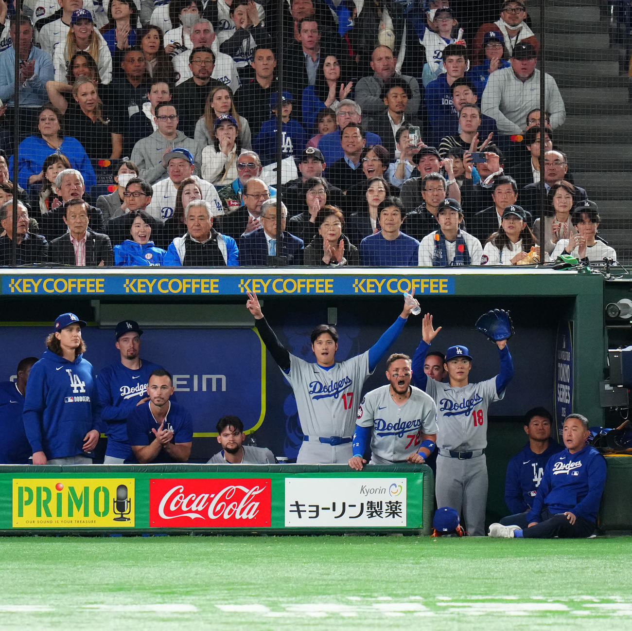 カブス対ドジャース　5回表ドジャース2死二塁、スミスが適時打を放ち、喜ぶ大谷（中央）と山本（右から3人目）ら（撮影・江口和貴）