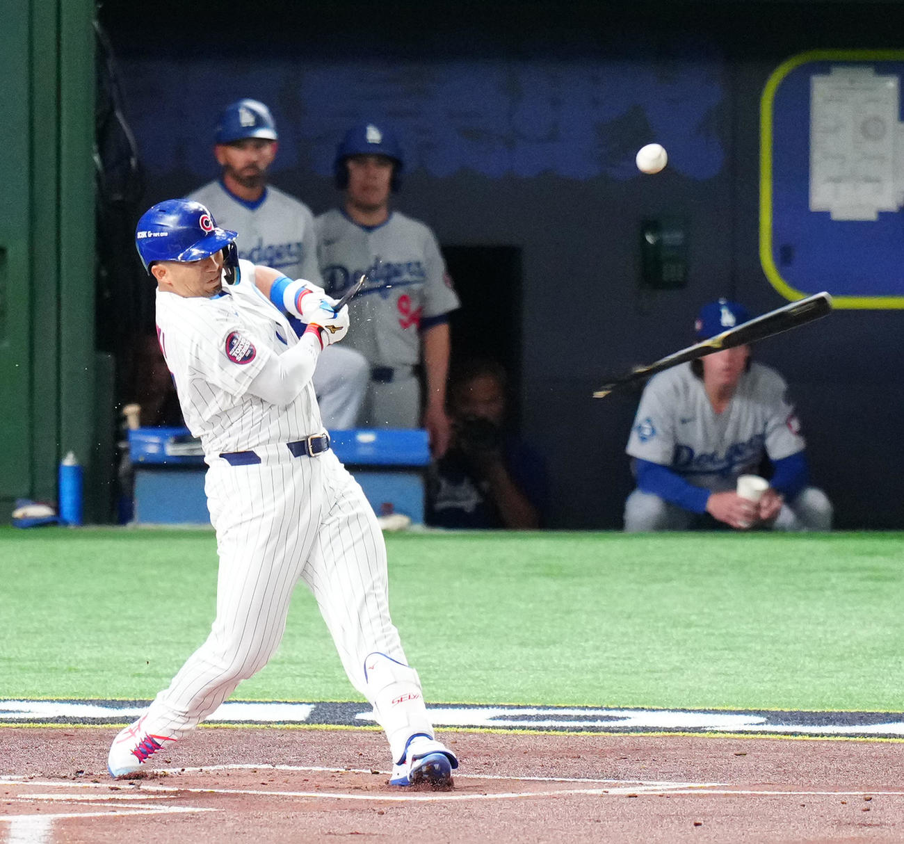 カブス対ドジャース　1回裏カブス無死一塁、バットを折り遊直に倒れる鈴木（撮影・江口和貴）