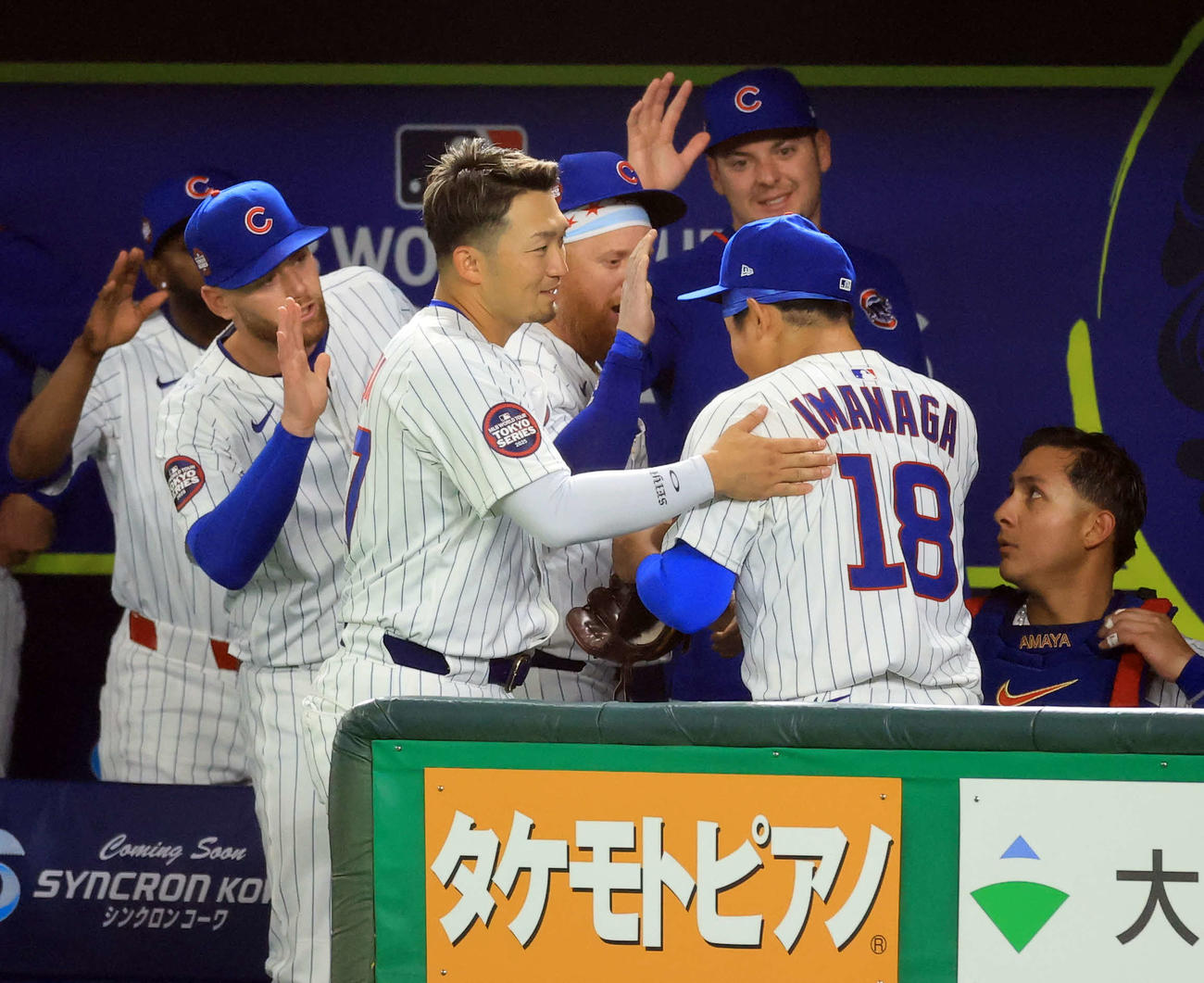 カブス対ドジャース　4回表ドジャース2死一、三塁、コンフォートを左飛に仕留めてピンチを脱した今永（右）は鈴木（左）らナインに迎えられる（撮影・浅見桂子）