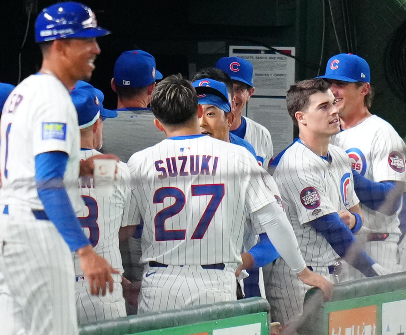 カブス対ドジャース　4回表終了後、ベンチに引き揚げカブス鈴木（中央左）と言葉を交わす先発の今永（撮影・江口和貴）