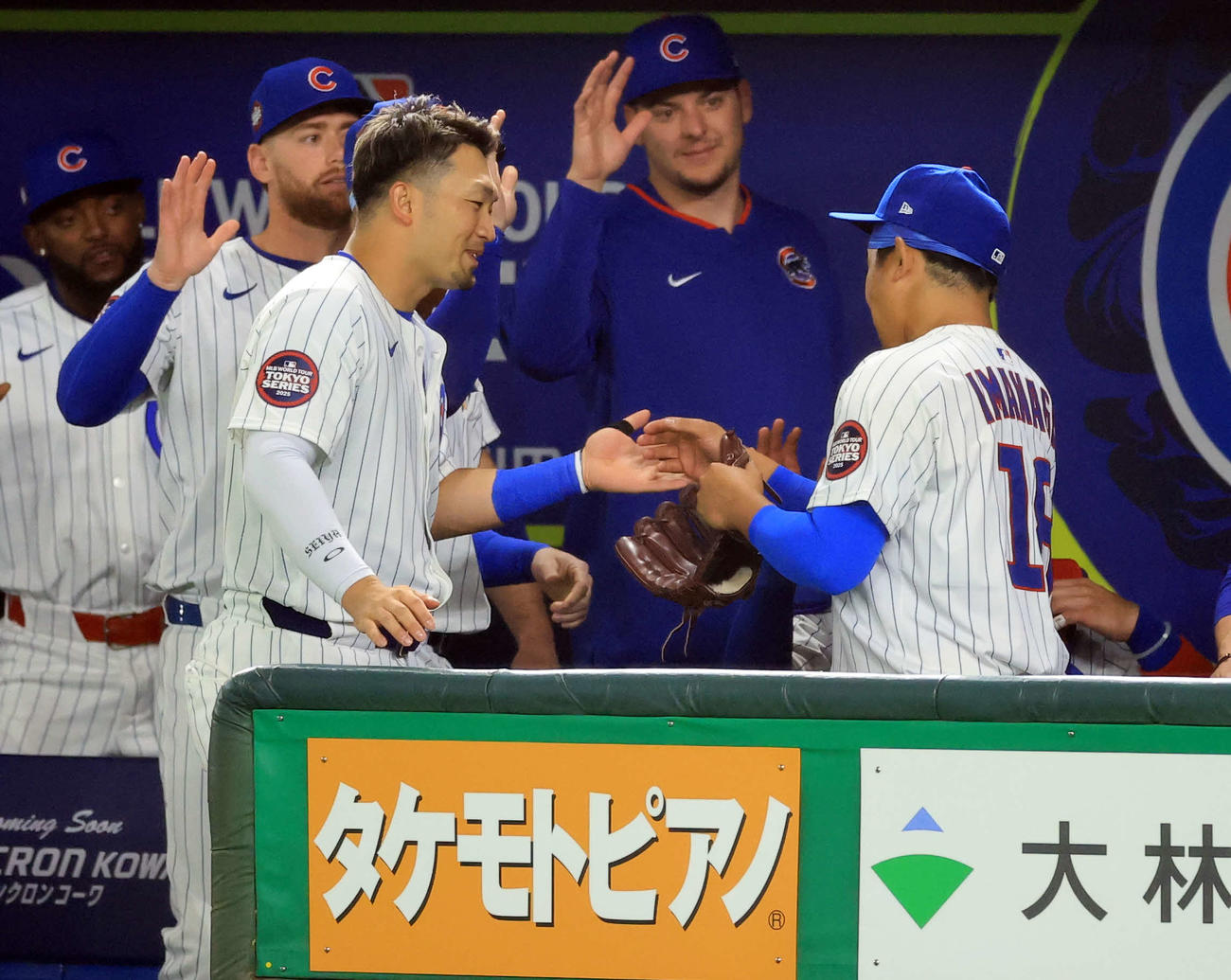 カブス対ドジャース　4回表ドジャース2死一、三塁、コンフォートを左飛に仕留めてピンチを脱した今永（右）は鈴木（左）らナインに迎えられる（撮影・浅見桂子）