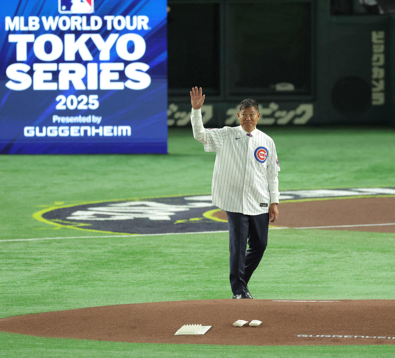 ドジャース対カブス　ドジャース対カブス　開始前、始球式を務める福留氏（撮影・河田真司）