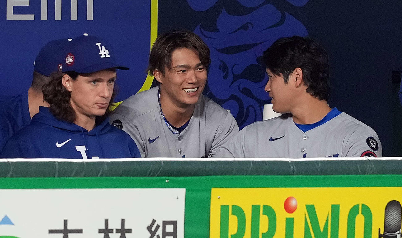 カブス対ドジャース　5回を終了し、ベンチで大谷と笑顔を見せるドジャース山本（撮影・たえ見朱実）
