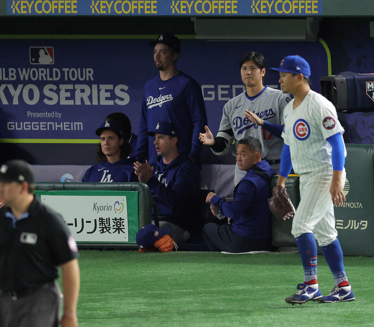 カブス対ドジャース　4回表1死一、二塁、K．ヘルナンデスを中飛に仕留める今永（右端）の奥で様子を見詰める大谷（撮影・河田真司）