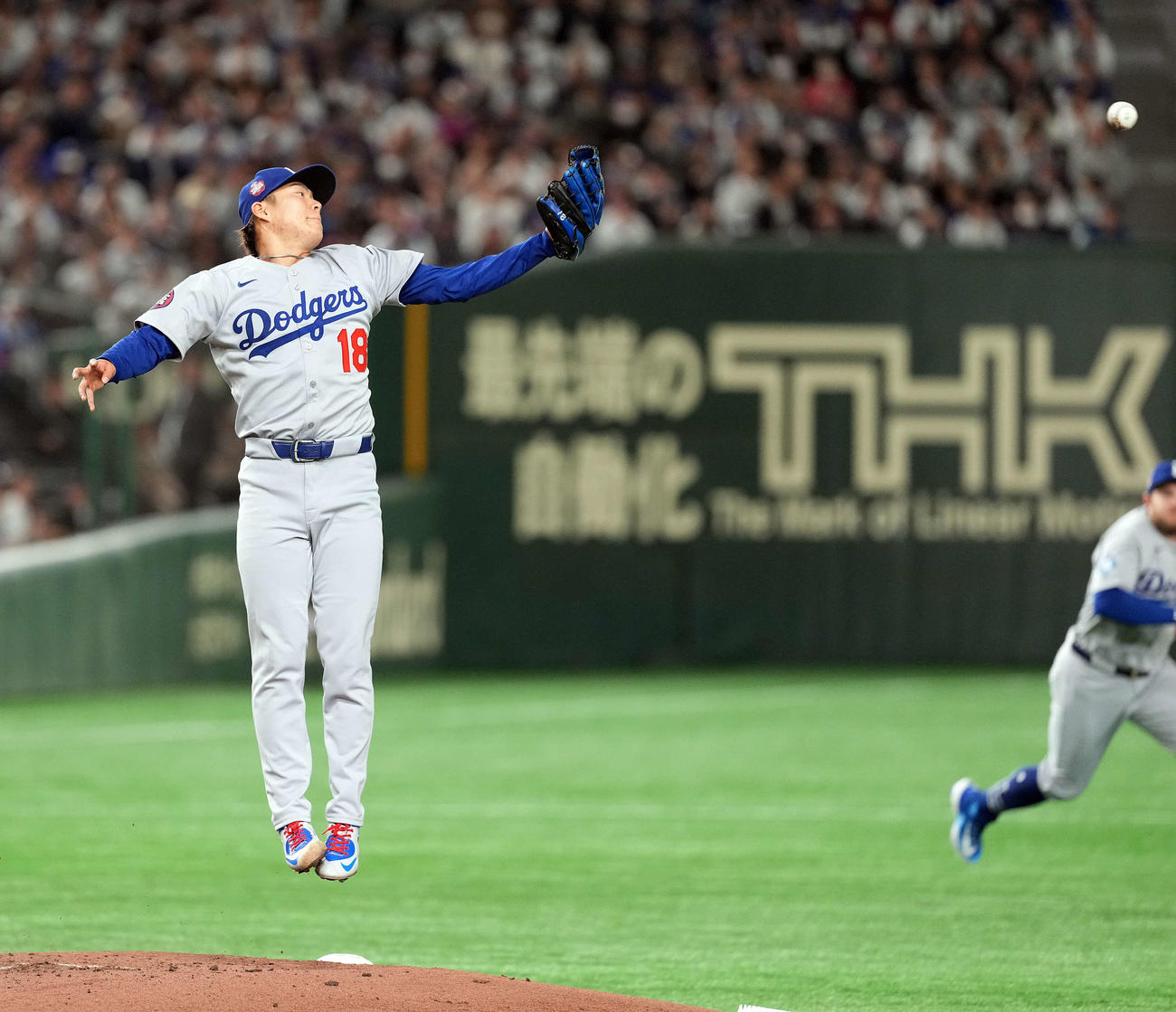 カブス対ドジャース　3回表裏カブス無死、ハップに投内野安打を許す山本（撮影・たえ見朱実）