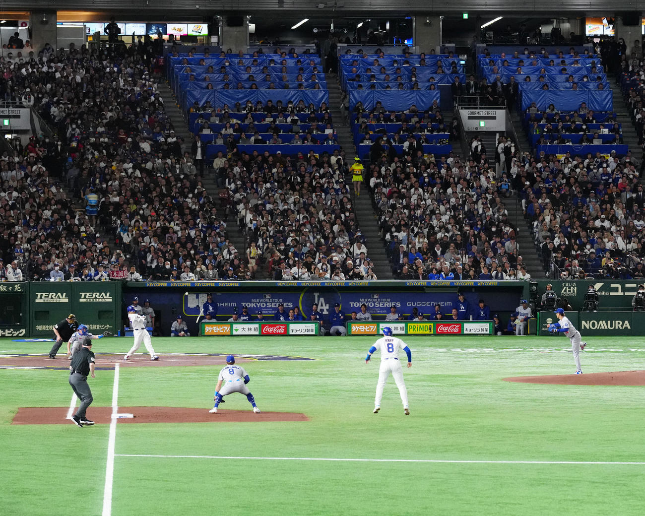 カブス対ドジャース　1回裏カブス無死一塁、バットを折り遊直に倒れる鈴木。投手山本（撮影・江口和貴）
