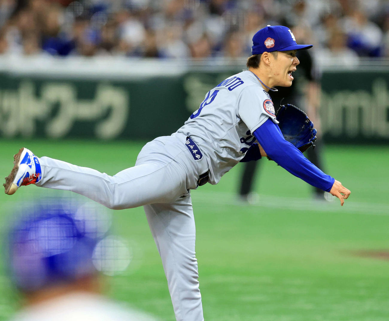 カブス対ドジャース　雄たけびを上げて力投するドジャース先発の山本（撮影・浅見桂子）
