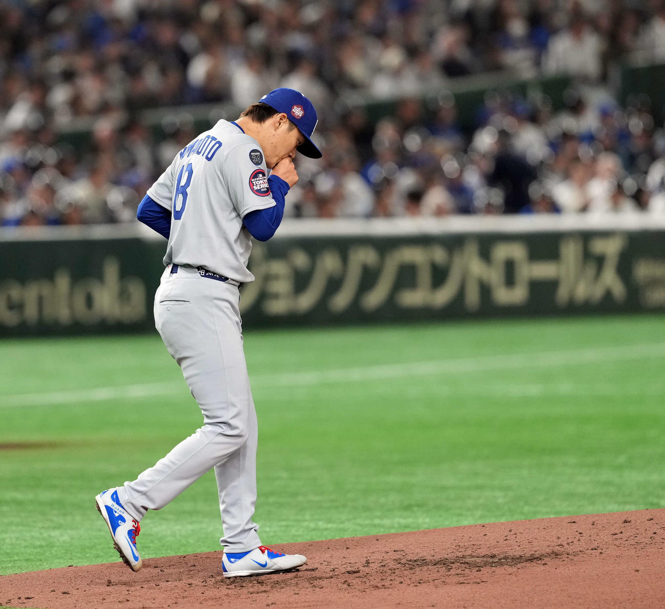 カブス対ドジャース　2回裏、カブスに先制を許すドジャースの山本（撮影・たえ見朱実）