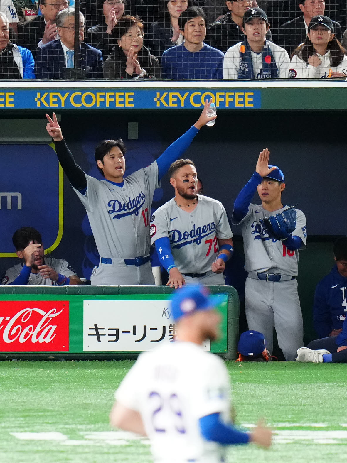 カブス対ドジャース　5回表ドジャース2死二塁、スミスが適時打を放ち、喜ぶ大谷（中央左）と山本（右端）ら（撮影・江口和貴）