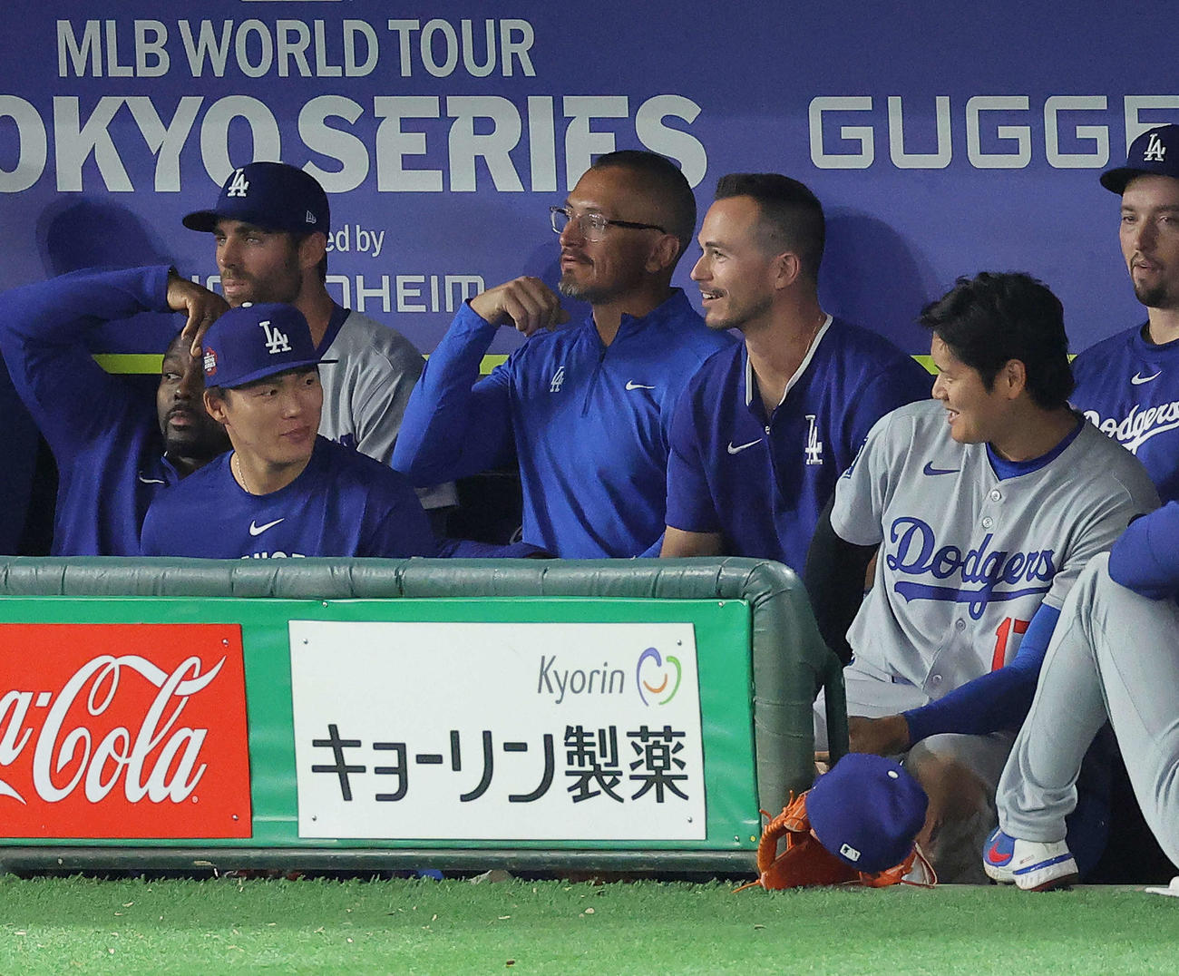 カブス対ドジャース　9回表ドジャース1死三塁、T．ヘルナンデスの適時打で生還後、ベンチで山本（手前左）と笑顔で言葉を交わす大谷（撮影・河田真司）