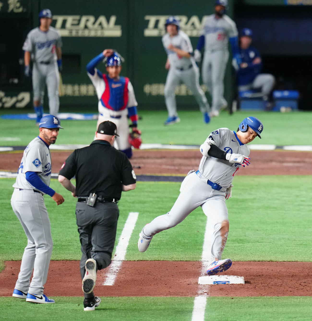 カブス対ドジャース　9回表ドジャース無死、二塁打で一塁を蹴る大谷（撮影・江口和貴）