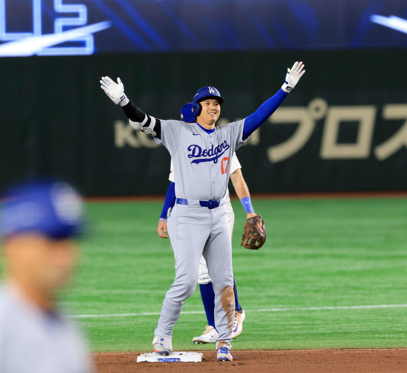 カブス対ドジャース　9回表ドジャース無死、大谷は右二塁打を放ち笑顔でポーズ（撮影・浅見桂子）