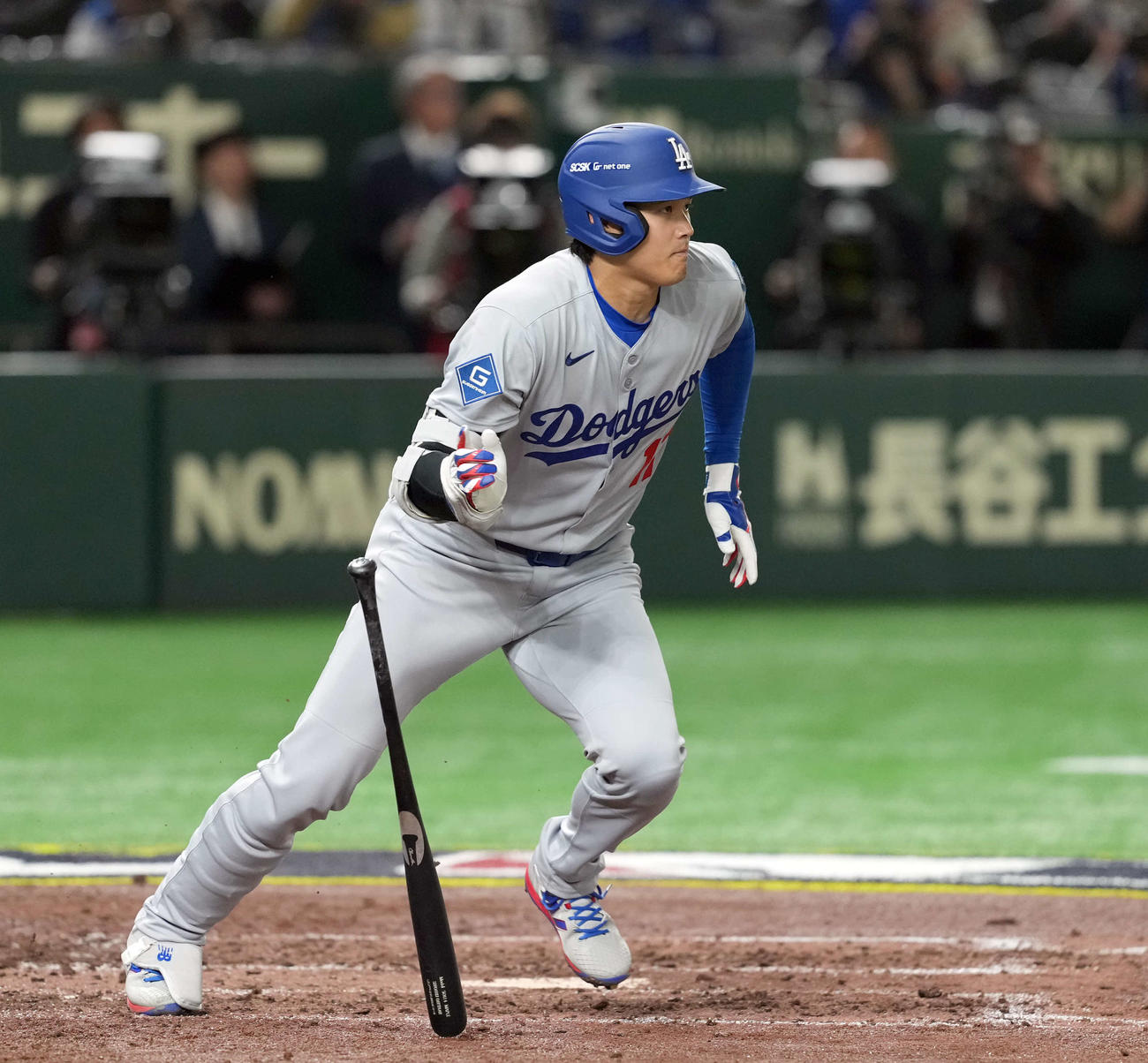 カブス対ドジャース　5回表ドジャース1死一塁、右前打を放つ大谷（撮影・たえ見朱実）