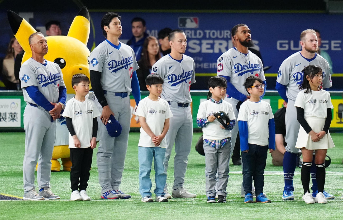 カブス対ドジャース　試合前、君が代演奏に臨むドジャース大谷（左から3人目）（撮影・江口和貴）