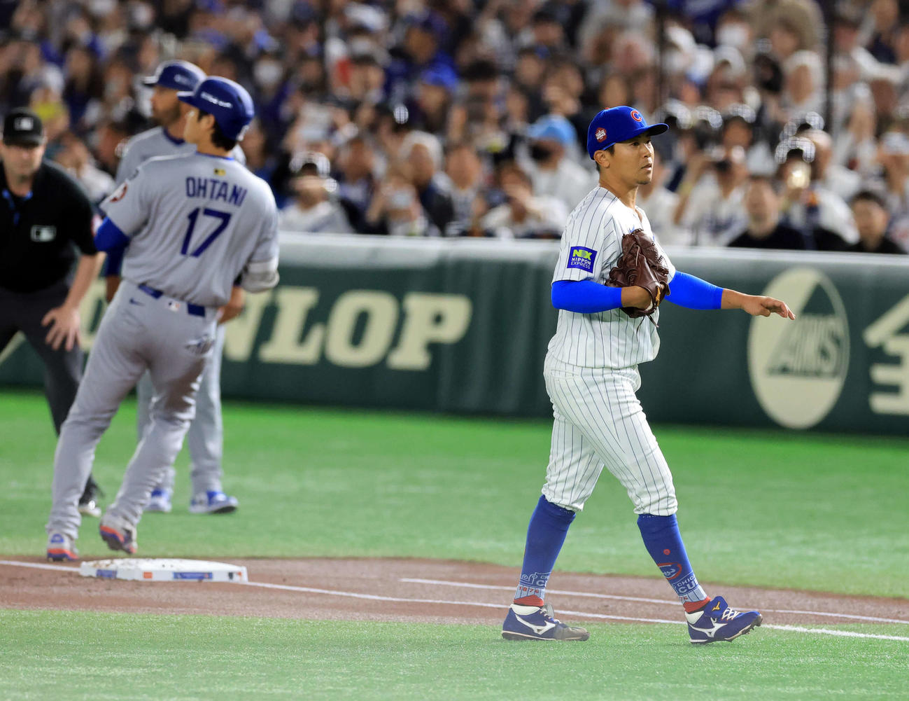 カブス対ドジャース　1回表ドジャース無死、大谷（後方）を二塁ゴロに仕留めた今永（撮影・浅見桂子）
