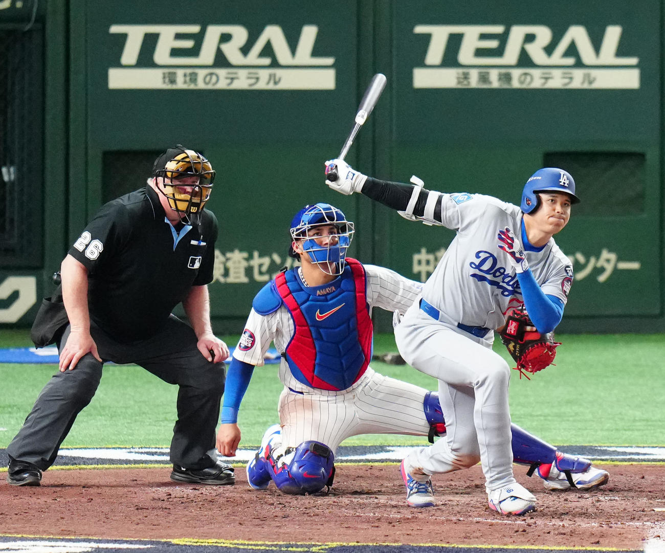 カブス対ドジャース　9回表ドジャース無死、二塁打を放つ大谷（撮影・江口和貴）