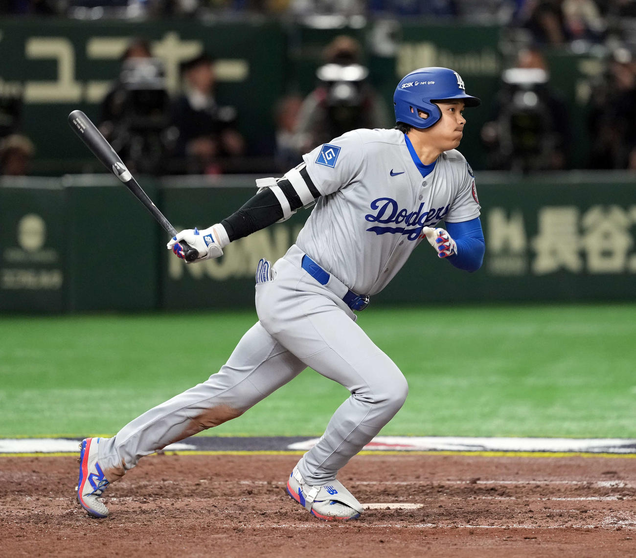 カブス対ドジャース　9回表ドジャース無死、右二塁打を放つ大谷（撮影・たえ見朱実）