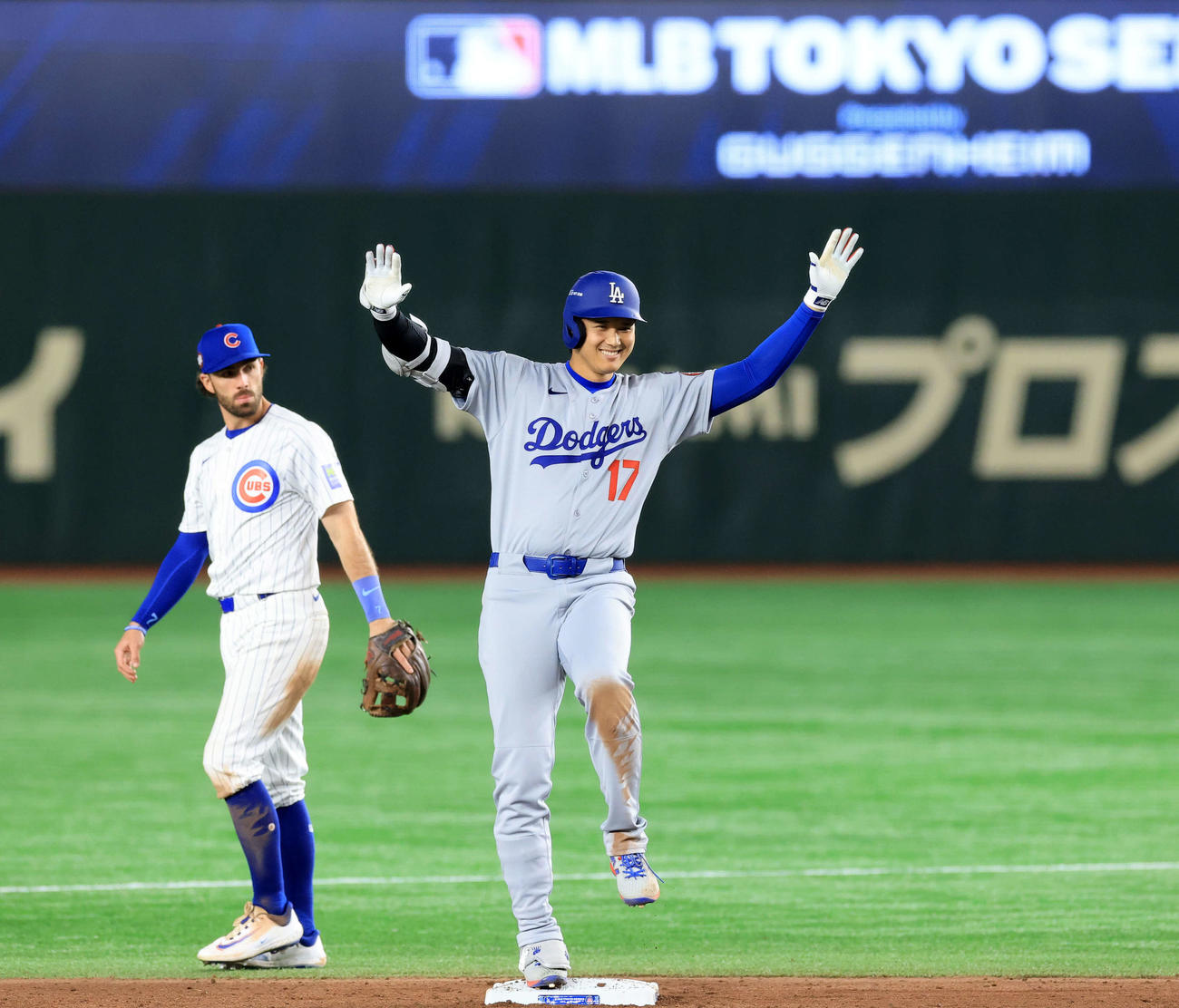 カブス対ドジャース　9回表ドジャース無死、大谷は右二塁打を放ち笑顔でポーズ（撮影・浅見桂子）