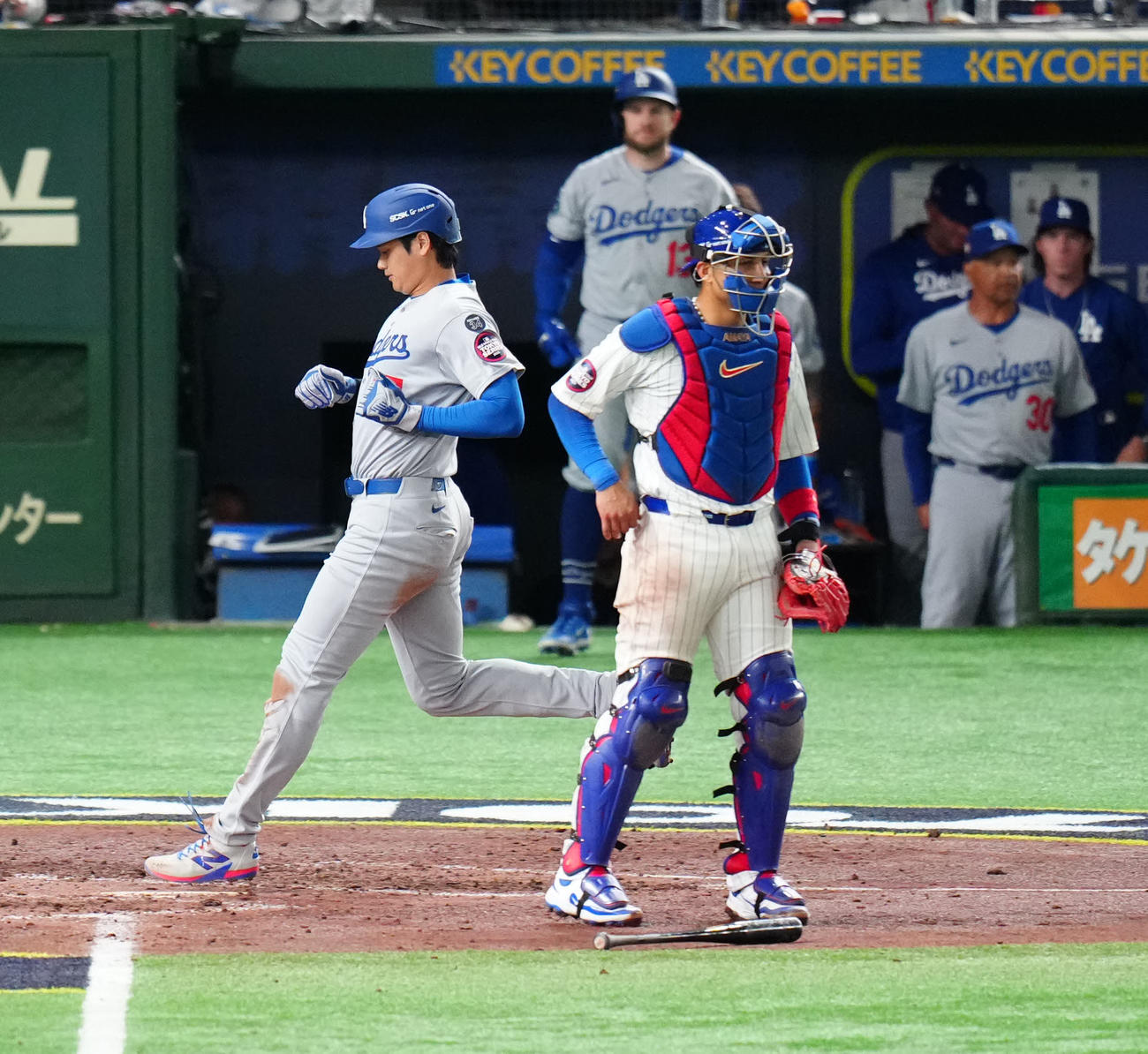 カブス対ドジャース　5回表、生還するドジャース大谷（左）（撮影・江口和貴）