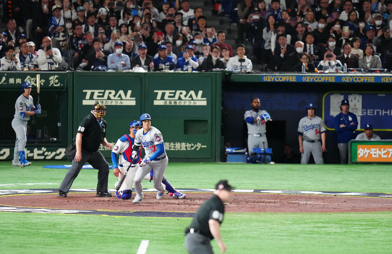 カブス対ドジャース　5回表ドジャース1死一塁、右前打を放つ大谷（撮影・江口和貴）